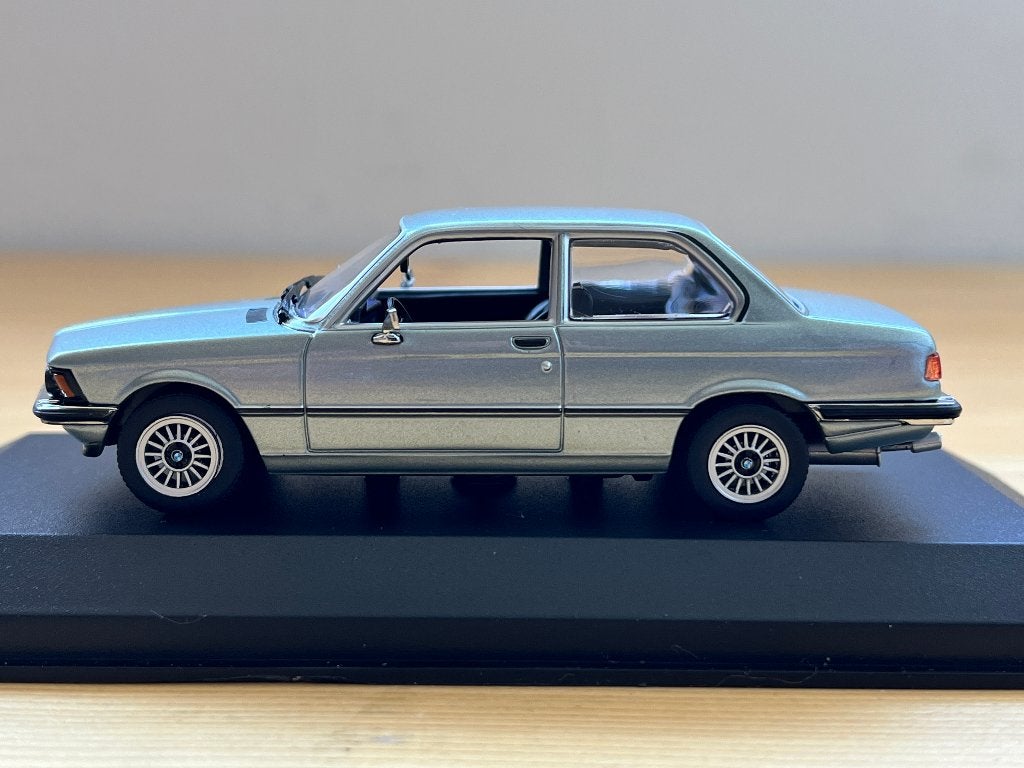 Maxichamps BMW 323i (E21) 1:43, Hobby en Vrije tijd, Verzenden, Nieuw, Auto, Overige merken