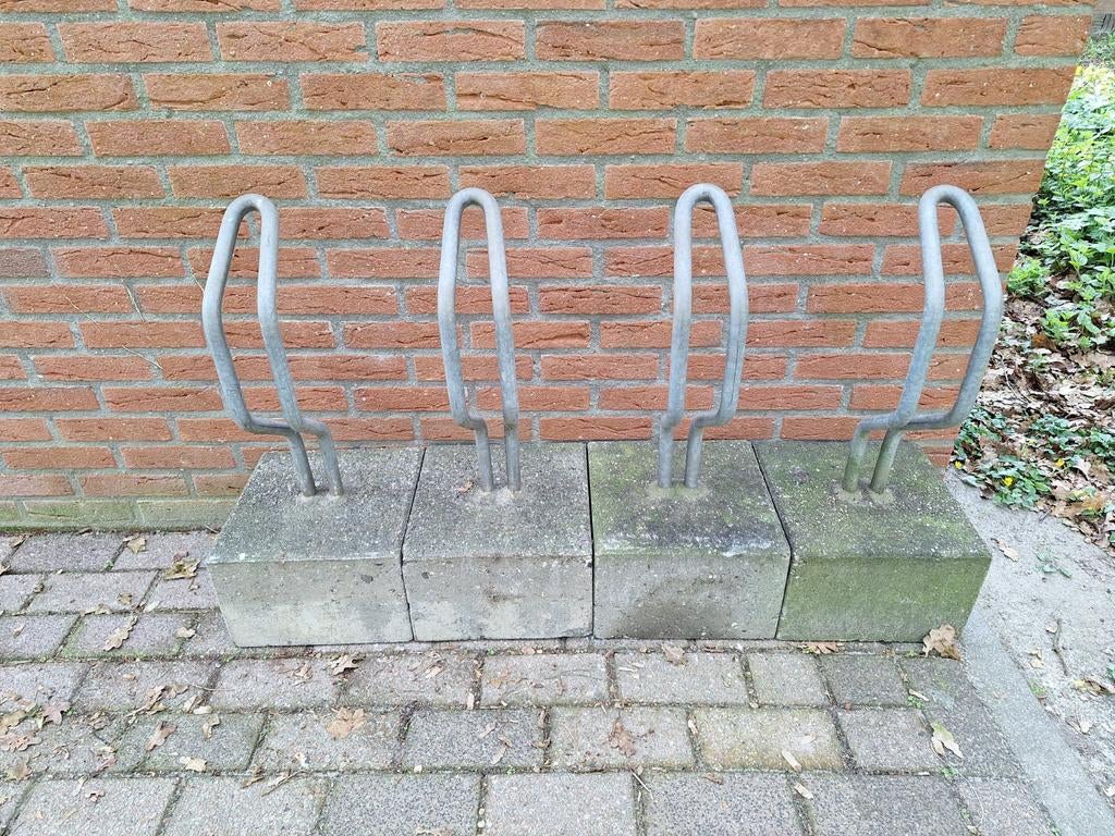 4 st. fietsenstandaard / fietsbeugel met betonblok, Fietsen en Brommers, Ophalen, Zo goed als nieuw