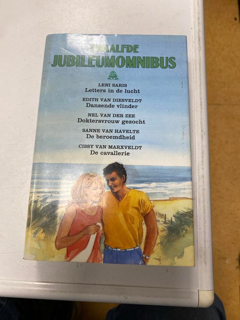 Twaalfde Jubileumomnibus - Leni Saris e.a., Boeken, Ophalen of Verzenden, Gelezen, Nederland
