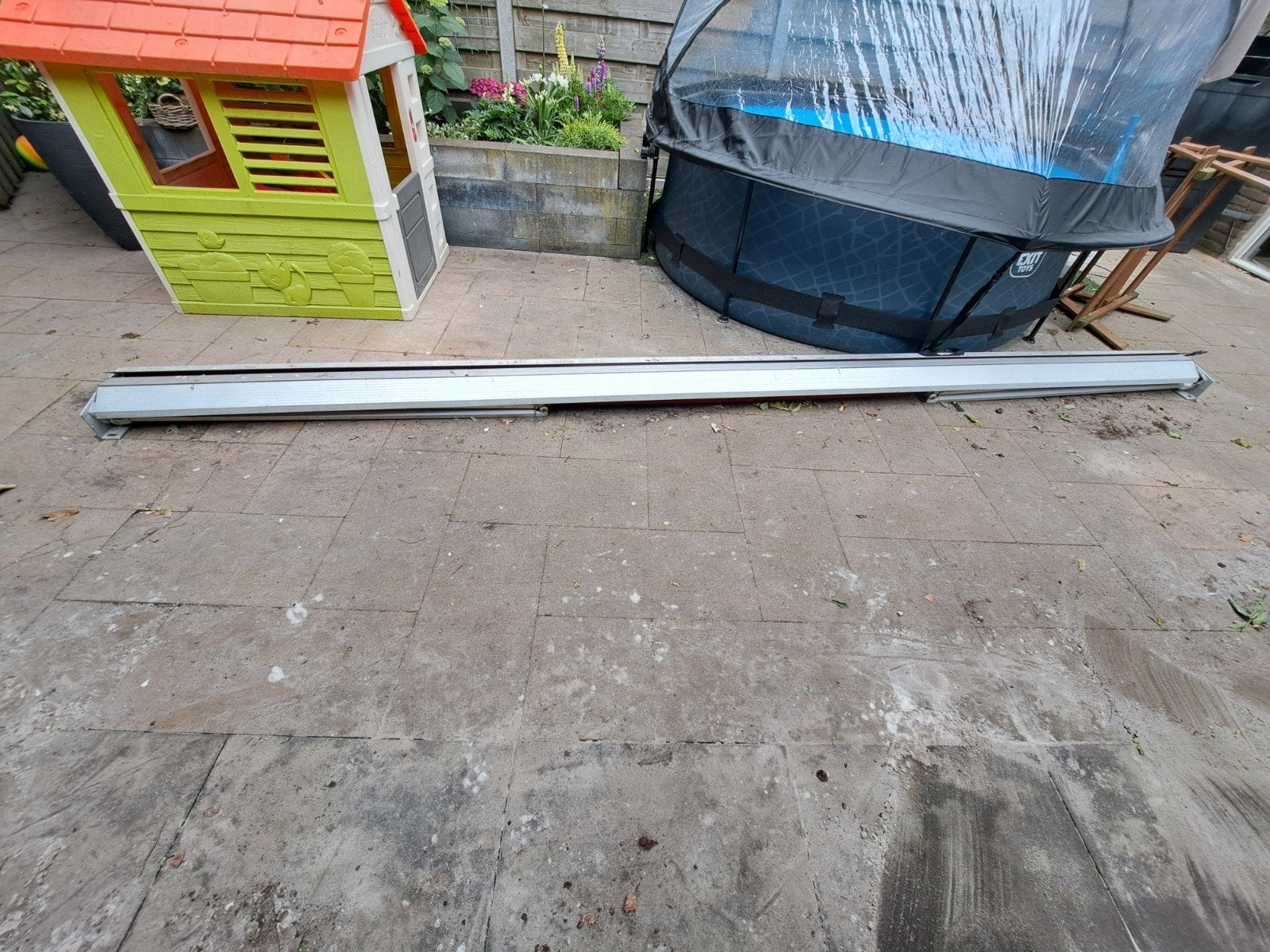 Knikarmscherm 4,50 meter breed met rood doek, Tuin en Terras, Zonneschermen, Knikarmscherm, 150 tot 300 cm, Ophalen