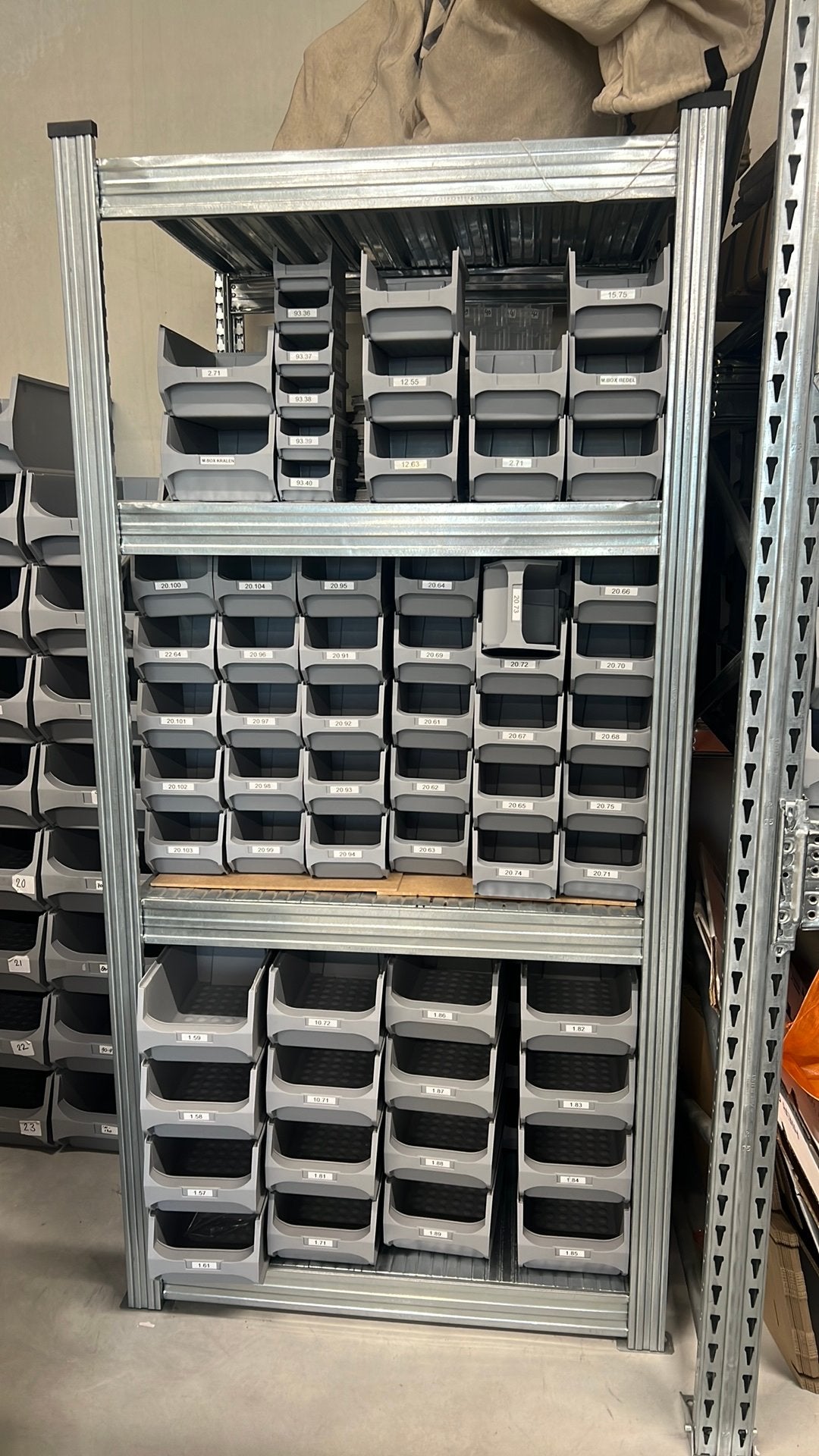 Magazijnbakken, Ophalen, Zo goed als nieuw