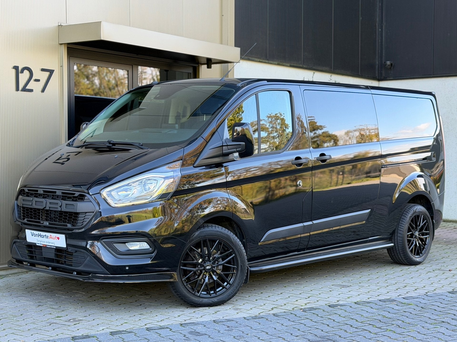 Ford Transit Custom 320 2.0 TDCI|L2H1|Trekhaak|Carplay|MARGE, Dealer onderhouden, Euro 6, 4 cilinders, Zwart