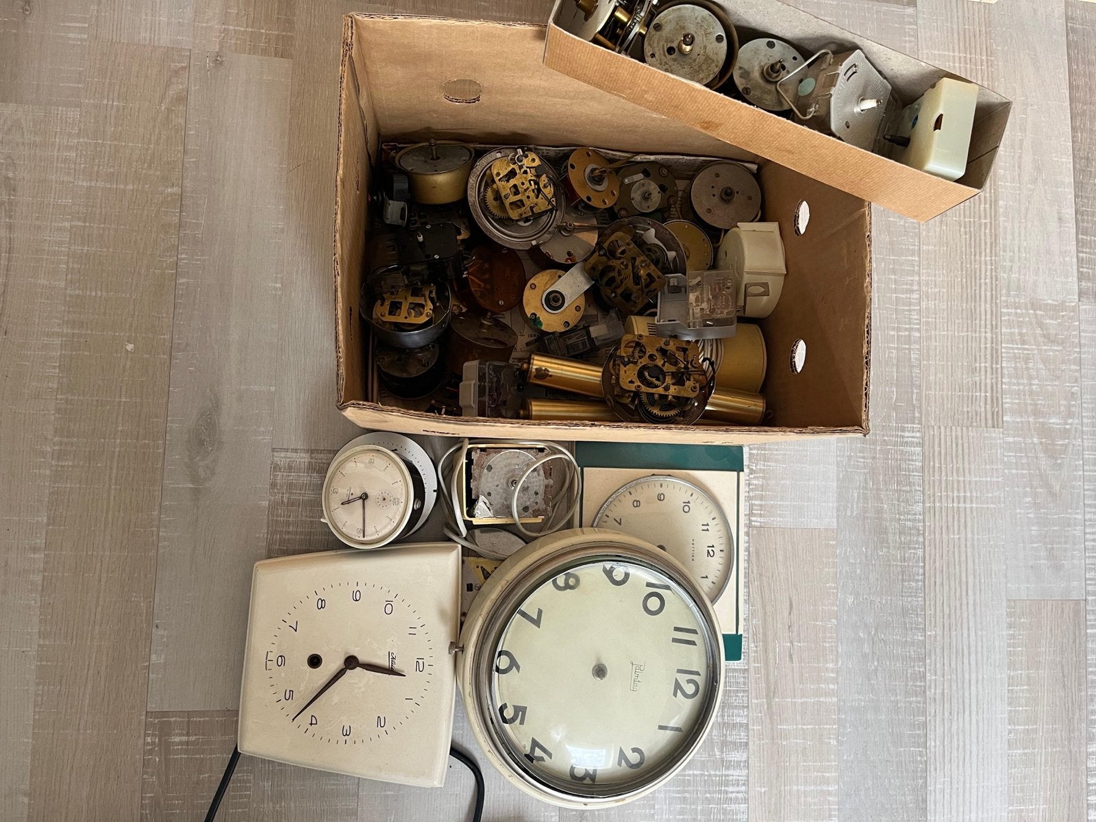 Partijen klokonderdelen en wekkers, Antiek en Kunst, Ophalen