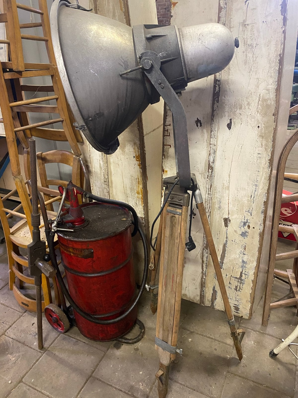 Vintage industriële spot terreinverlichting op statief, Ophalen