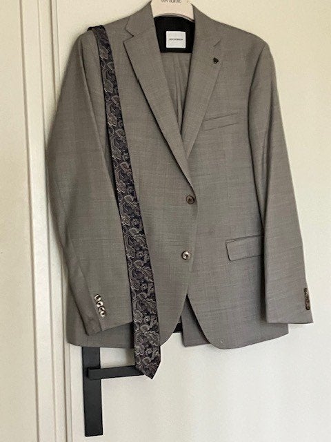 Te koop Nieuw Grijs Kostuum, Kleding | Heren, Kostuums en Colberts, Ophalen, Maat 52/54 (L), Nieuw, Grijs