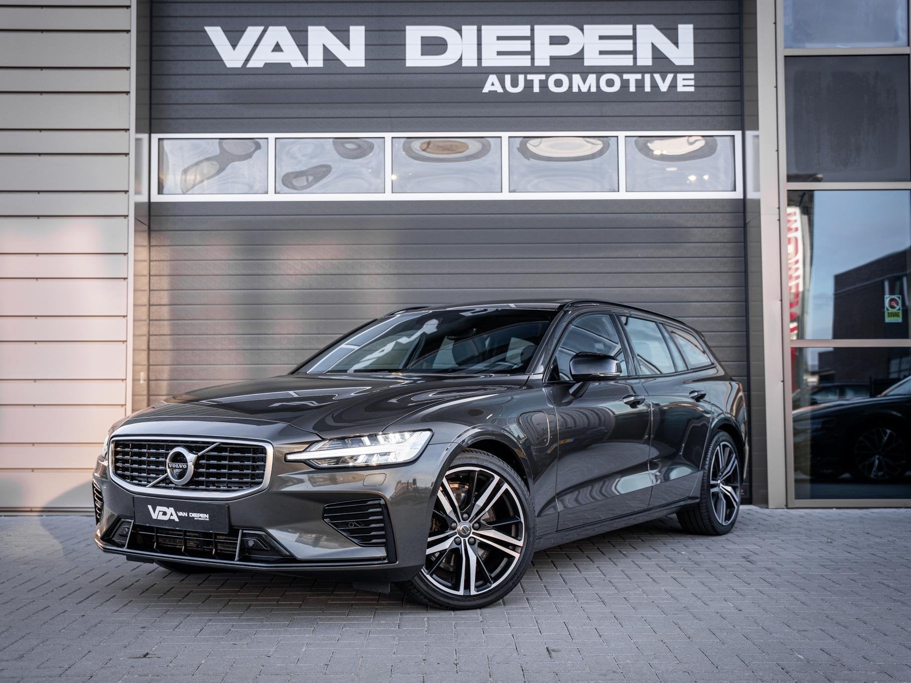 Volvo V60 2.0 T8 Recharge AWD R-Design - Pano l ACC l 19'' l, Auto's, Automaat, Dealer onderhouden, Stof, Gebruikt