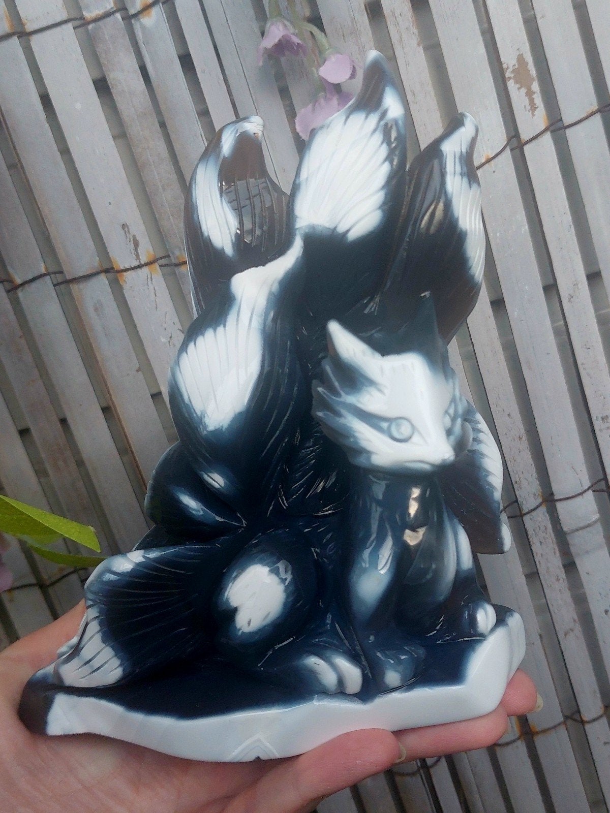 Orca Agaat negenstaartige vos beeld - hand carving 921 gram, Verzenden, Mineraal