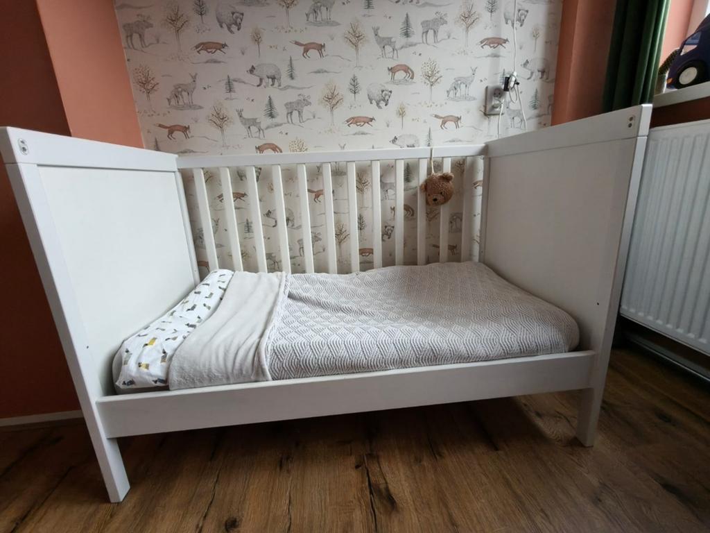 Ikea sundvik baby/peuterbedje incl IKEA HIMLAVALV 3D matras, Kinderen en Baby's, Kinderkamer | Bedden, Zo goed als nieuw, Minder dan 140 cm