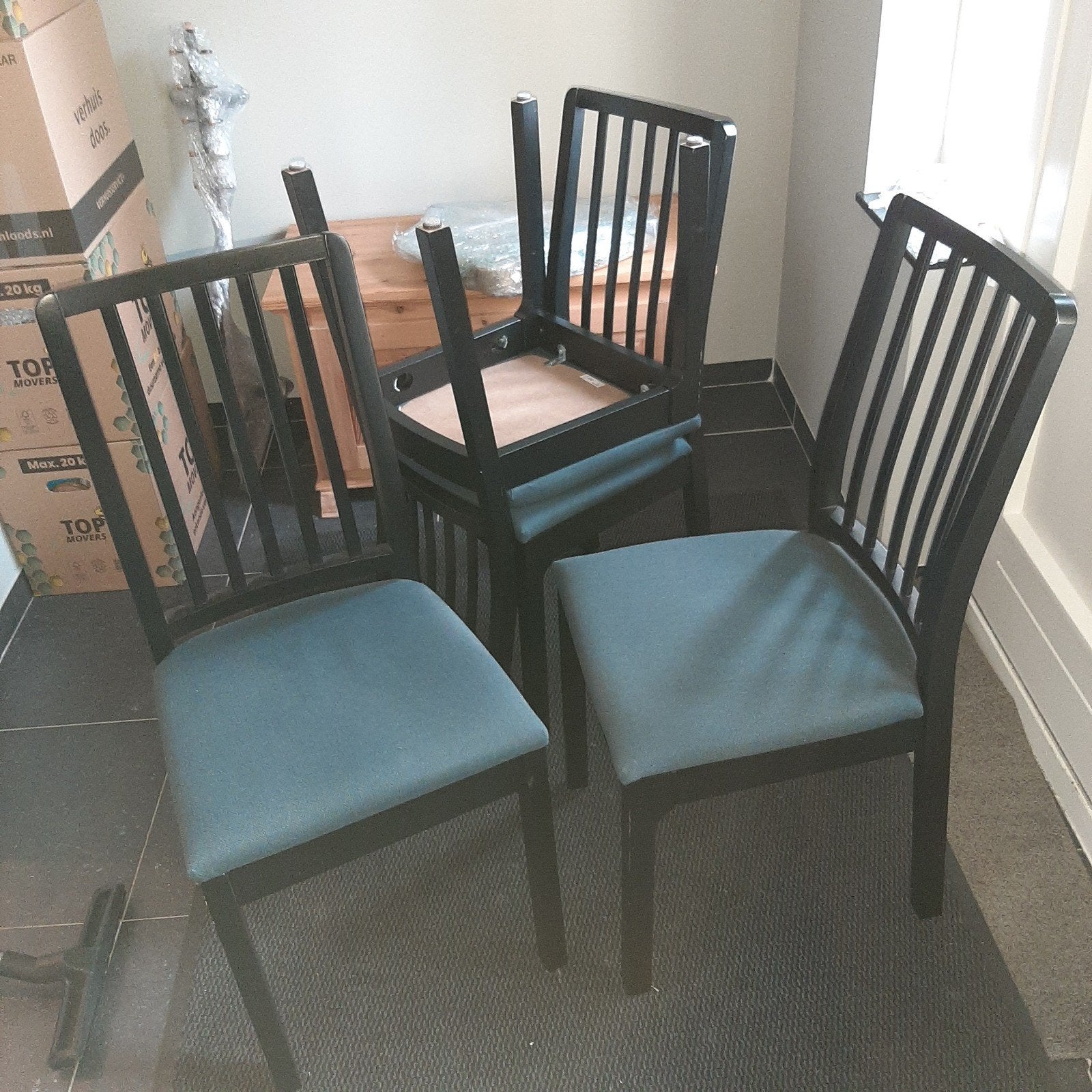 Set van 4 zwarte Ikea eetkamerstoelen met blauwe zitting, Huis en Inrichting, Stoelen, Ophalen, Modern, Klassiek, Gebruikt, Zwart