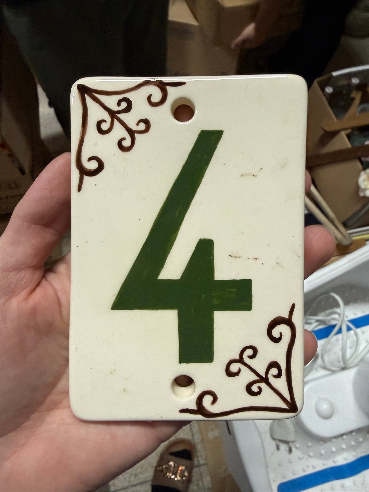 Vintage Huisnummer 4 - Keramiek met Groen en Bruin Decor, Vintage, Gebruikt, Meerkleurig, Ophalen of Verzenden