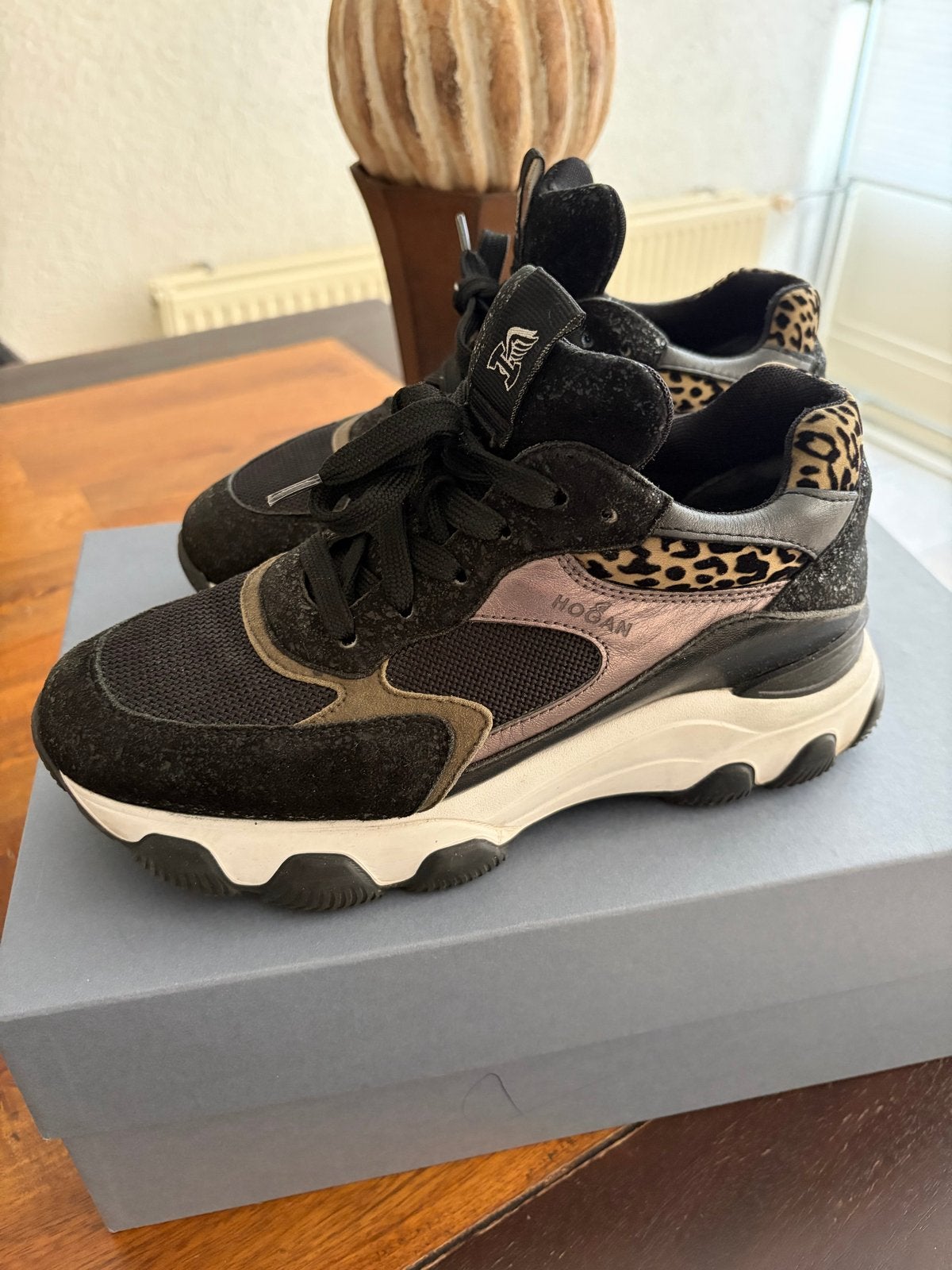 Hogan dames sneaker maat 37,5 (valt als 38), Kleding | Dames, Schoenen, Ophalen of Verzenden, Gedragen, Zwart, Sneakers of Gympen