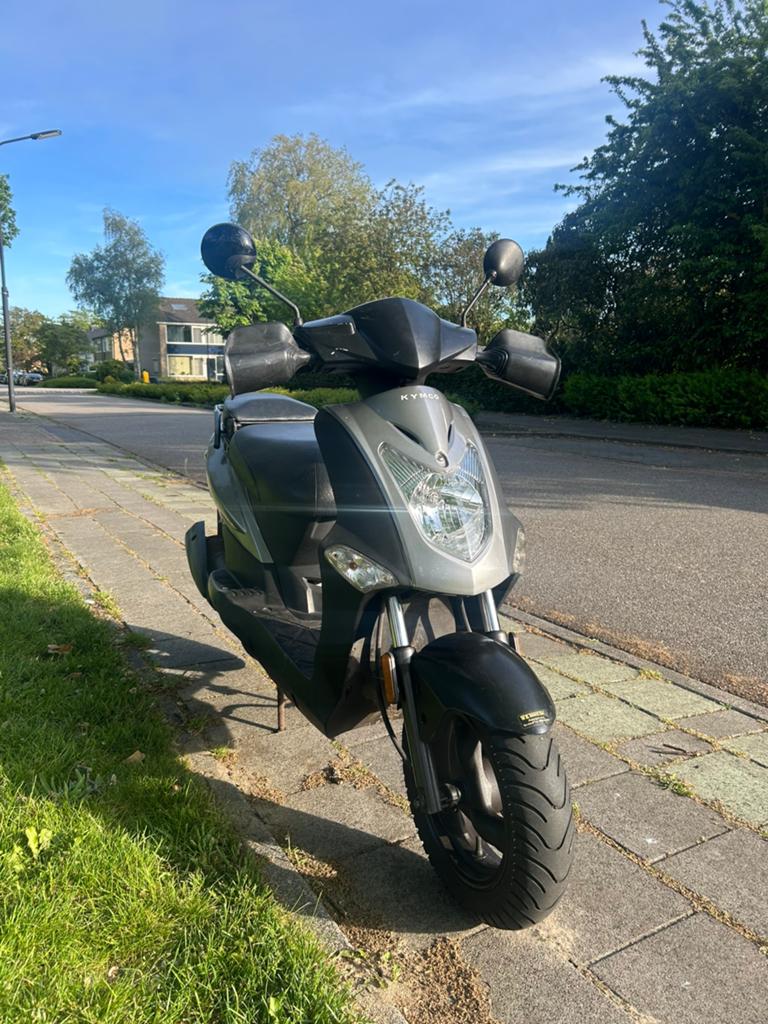 Scooter Kymco agility 50 geel kenteken, Fietsen en Brommers, Ophalen, Zo goed als nieuw, Benzine, Agility