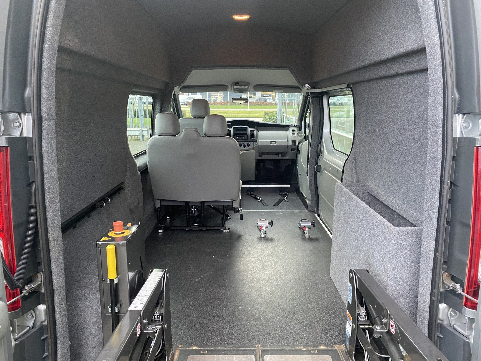 Nissan Primastar 3+1 Rolstoelbus Side-to-Side 2.0 dCi L2H2 A, Euro 5, Stof, Gebruikt, 4 cilinders