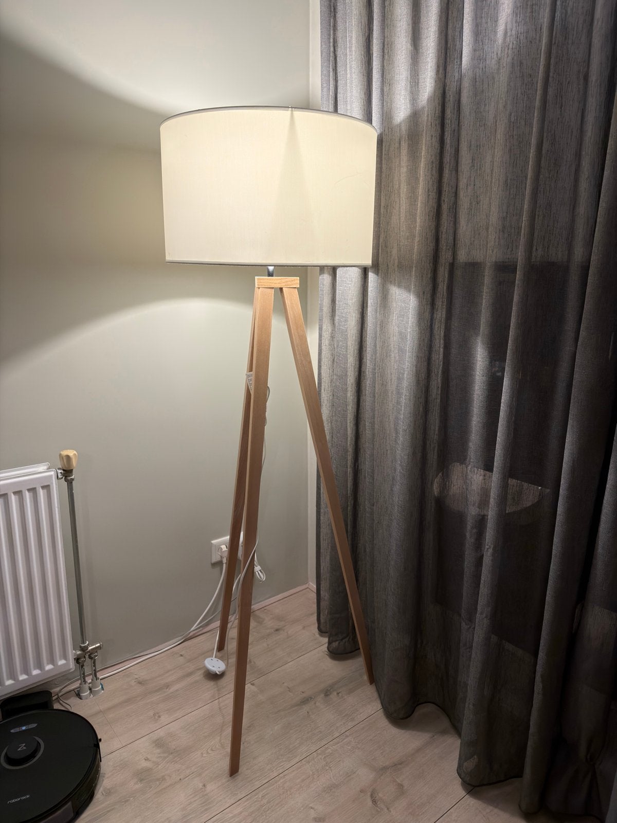 Stijlvolle vloerlamp met houten driepoot en stoffen kap, Ophalen, Gebruikt, E27 (groot), 150 tot 200 cm