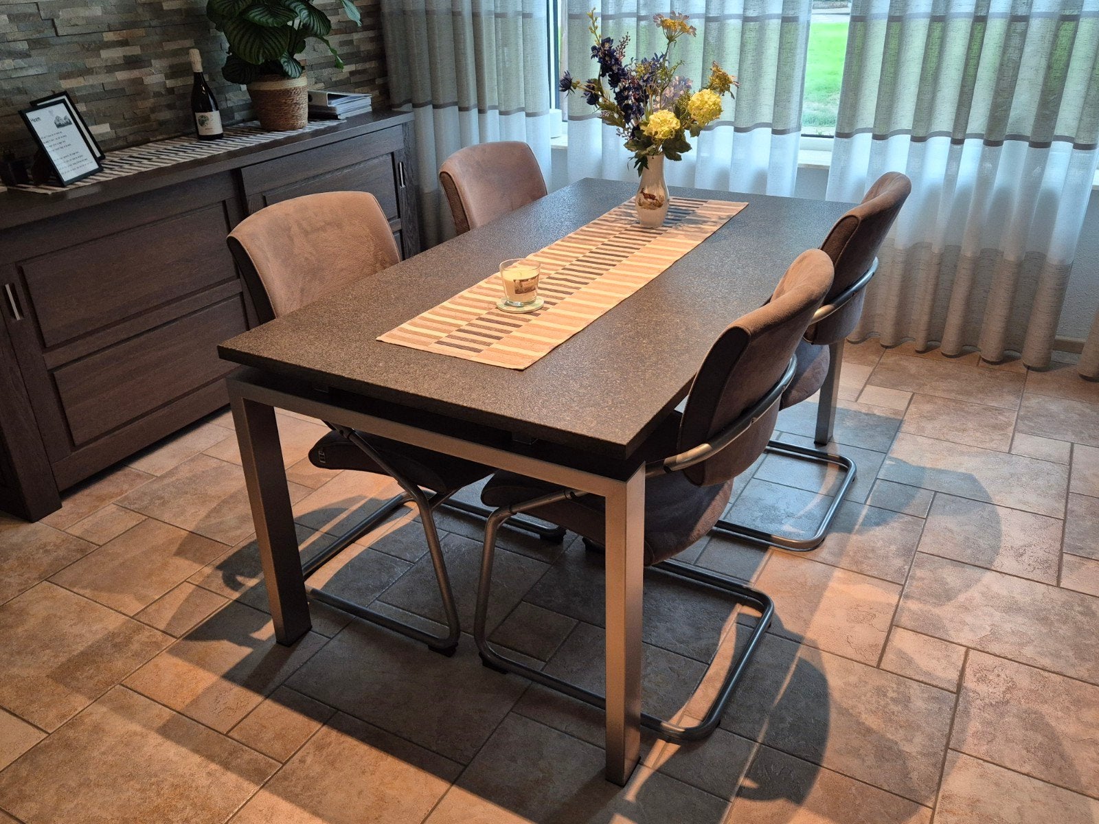RVS zwevende tafel met natuurstenen blad en 4 Hülsta stoelen, Huis en Inrichting, Ophalen, 200 cm of meer, 50 tot 100 cm, Zo goed als nieuw