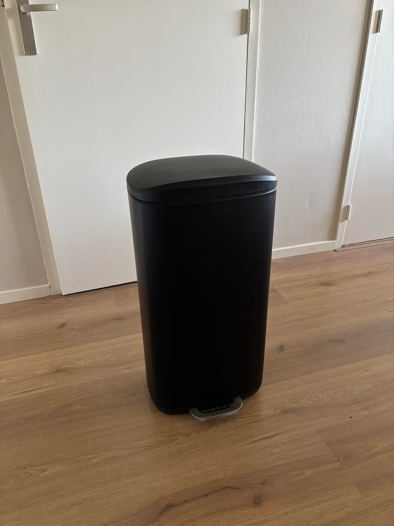 Kwantum Prullenbak 30 liter zwart, Ophalen, Kunststof, Met pedaal, Zo goed als nieuw