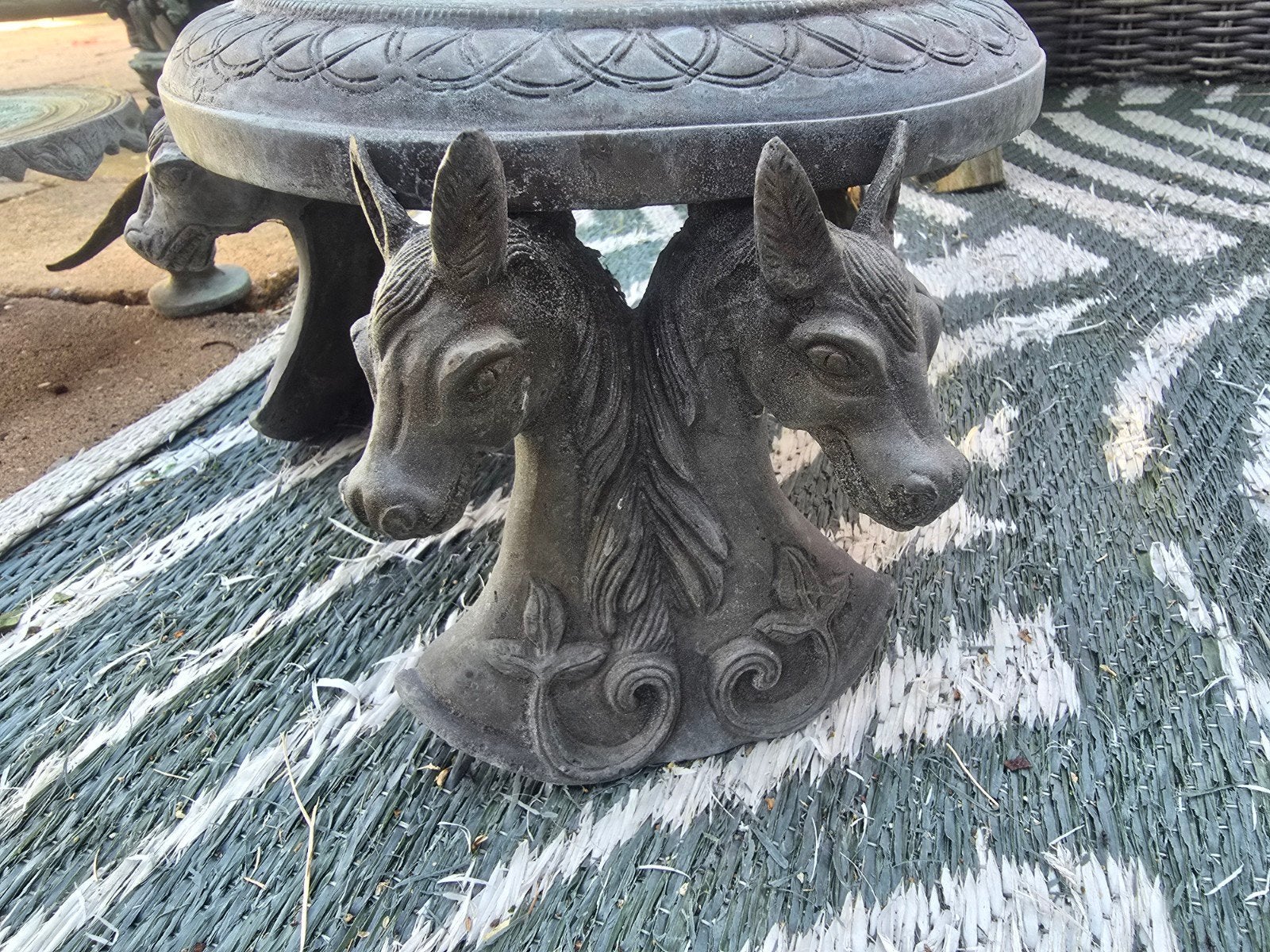 Decoratieve bronzen offer of altaar tafeltj met dierenkoppen, Ophalen of Verzenden