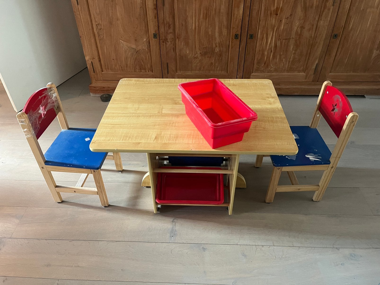 Kindertafel met 2 stoelen, Ophalen, Zo goed als nieuw