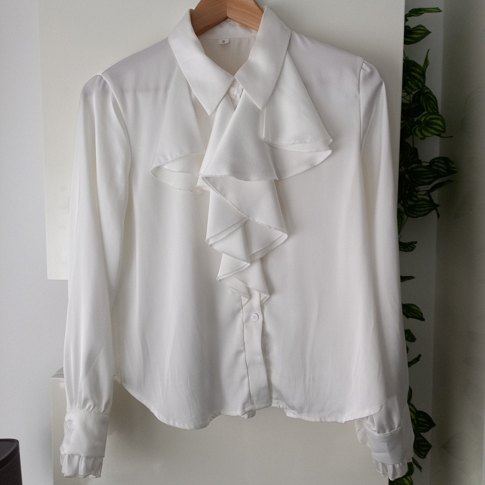 leuke witte satijnen blouse met franjes maat S koopje nu, Kleding | Dames, Ophalen of Verzenden, Zo goed als nieuw, Maat 36 (S)