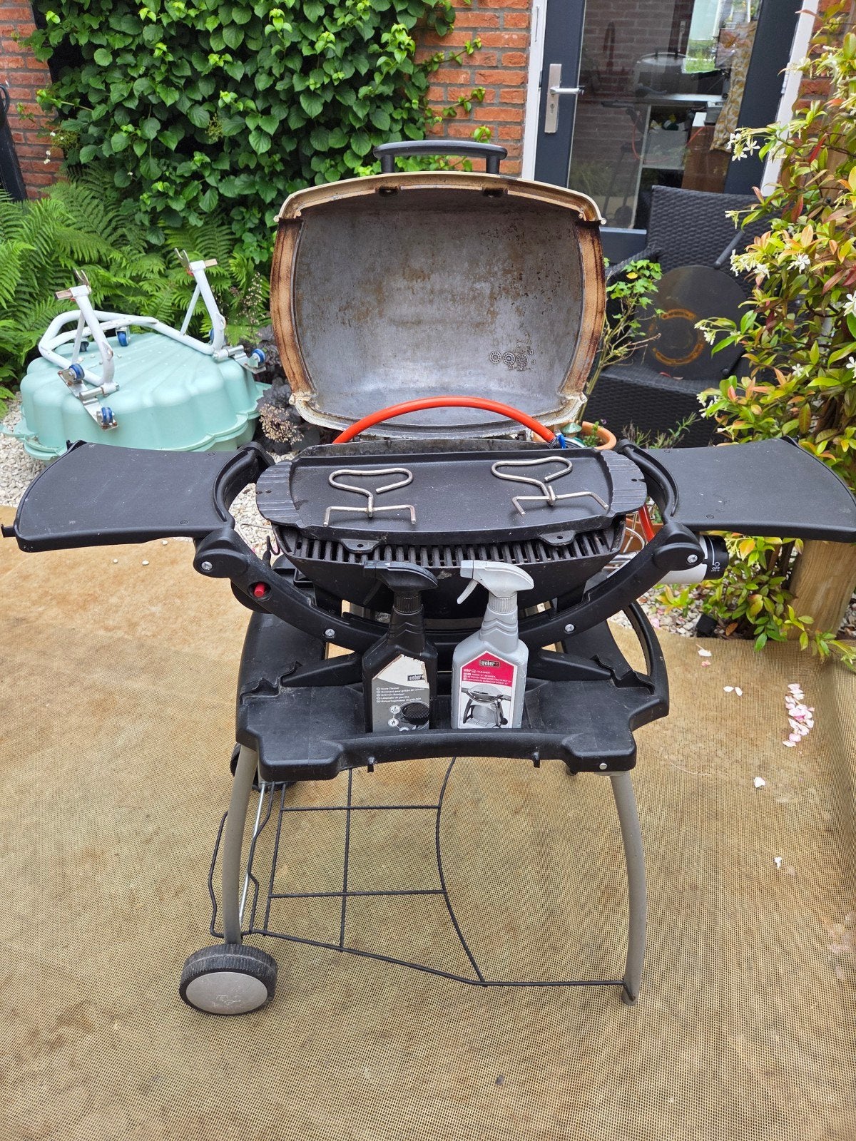 Weber Gasbarbecue met Gietijzeren Bakplaat en Tafel, Ophalen of Verzenden, Gebruikt, Weber
