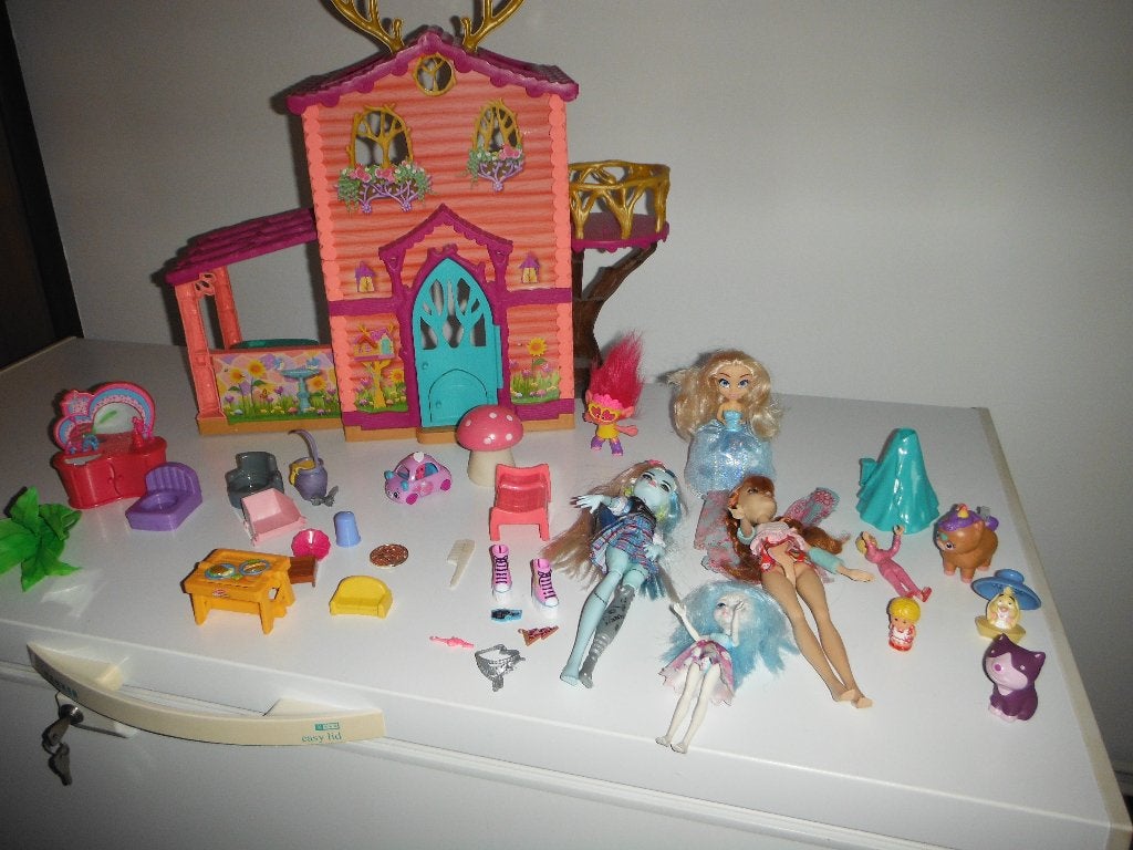 Foto 4 van poppenhuis met barbiepoppen