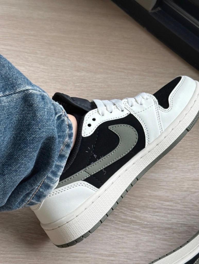 Travis Scott, Nieuw, Ophalen of Verzenden, Sneakers of Gympen, Groen