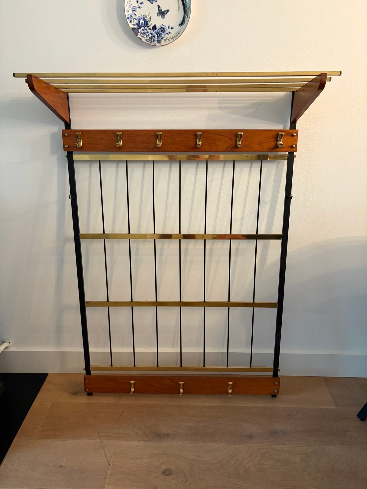 Vintage wandkapstok teak, messing & zwart - jaren 60/70, Gebruikt, 100 tot 150 cm, Hout, Ophalen