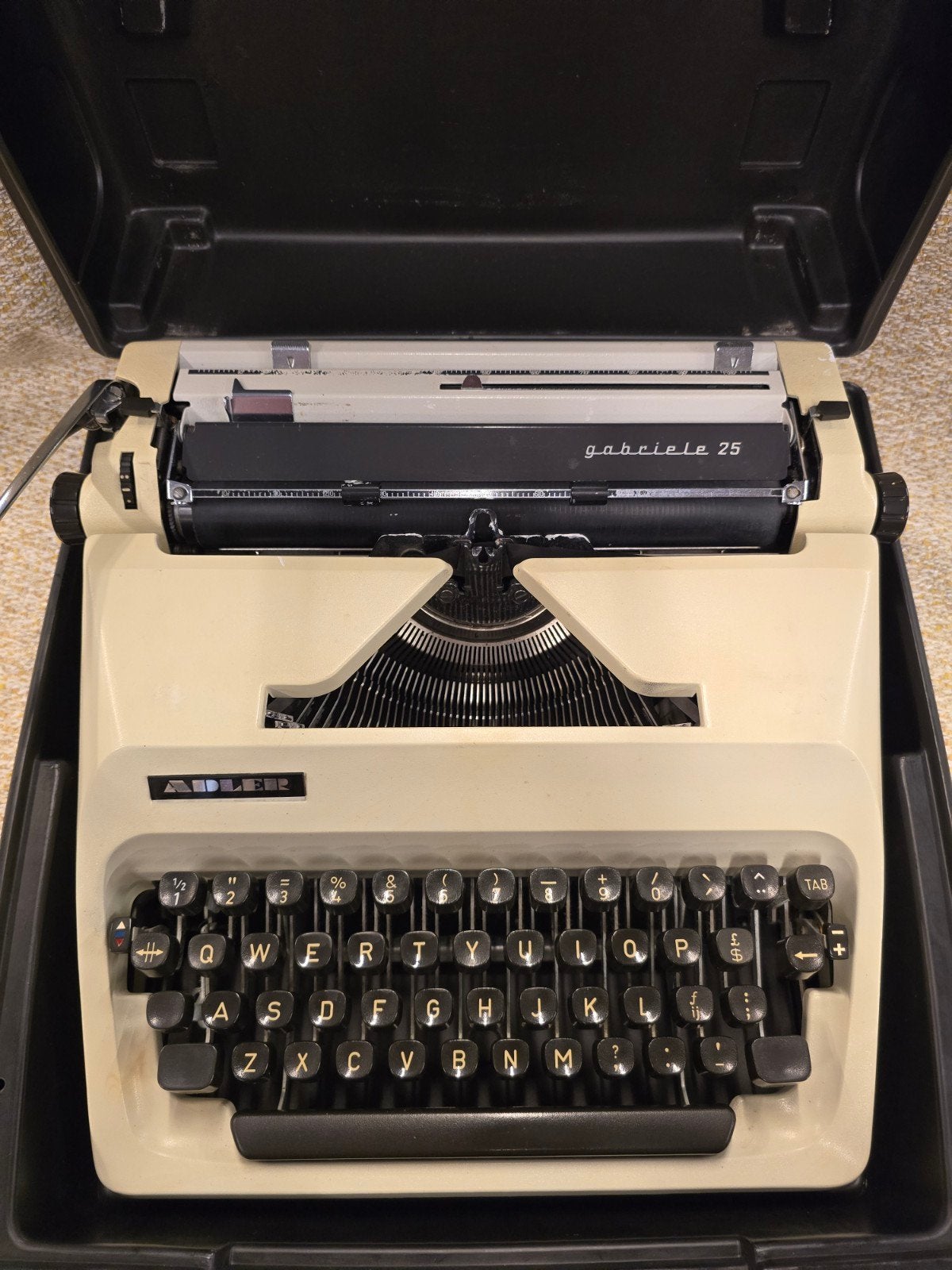 Adler typemachine Gabriele 25 werkend
Kom kijken in onze woo, Ophalen, Gebruikt, Vintagemodernretro, Dorpsstr26A