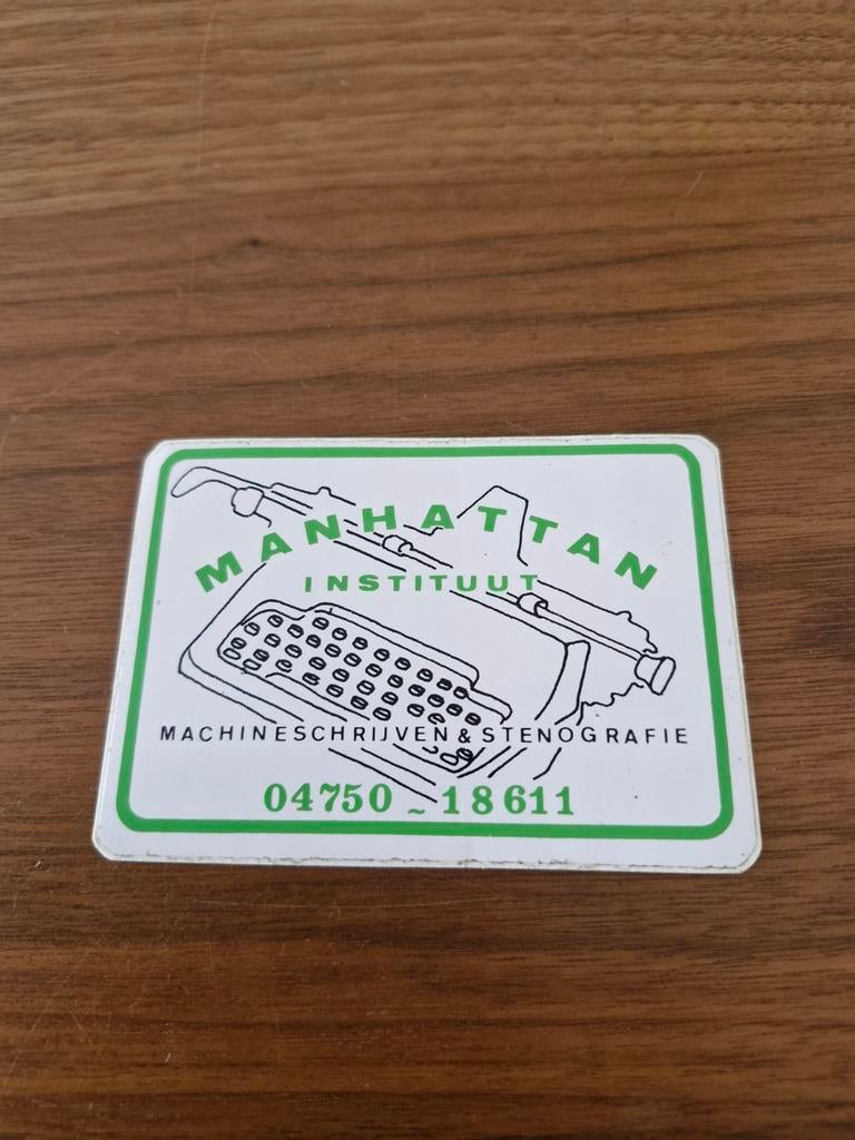 7672 Sticker Manhattan Instituut, Ophalen of Verzenden, Zo goed als nieuw