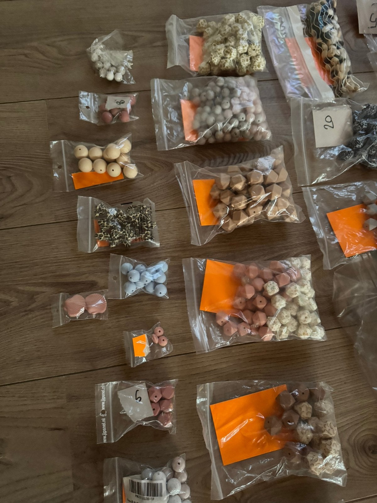 Foto 18 van Mega collectie van 6200+ siliconen kralen te koop