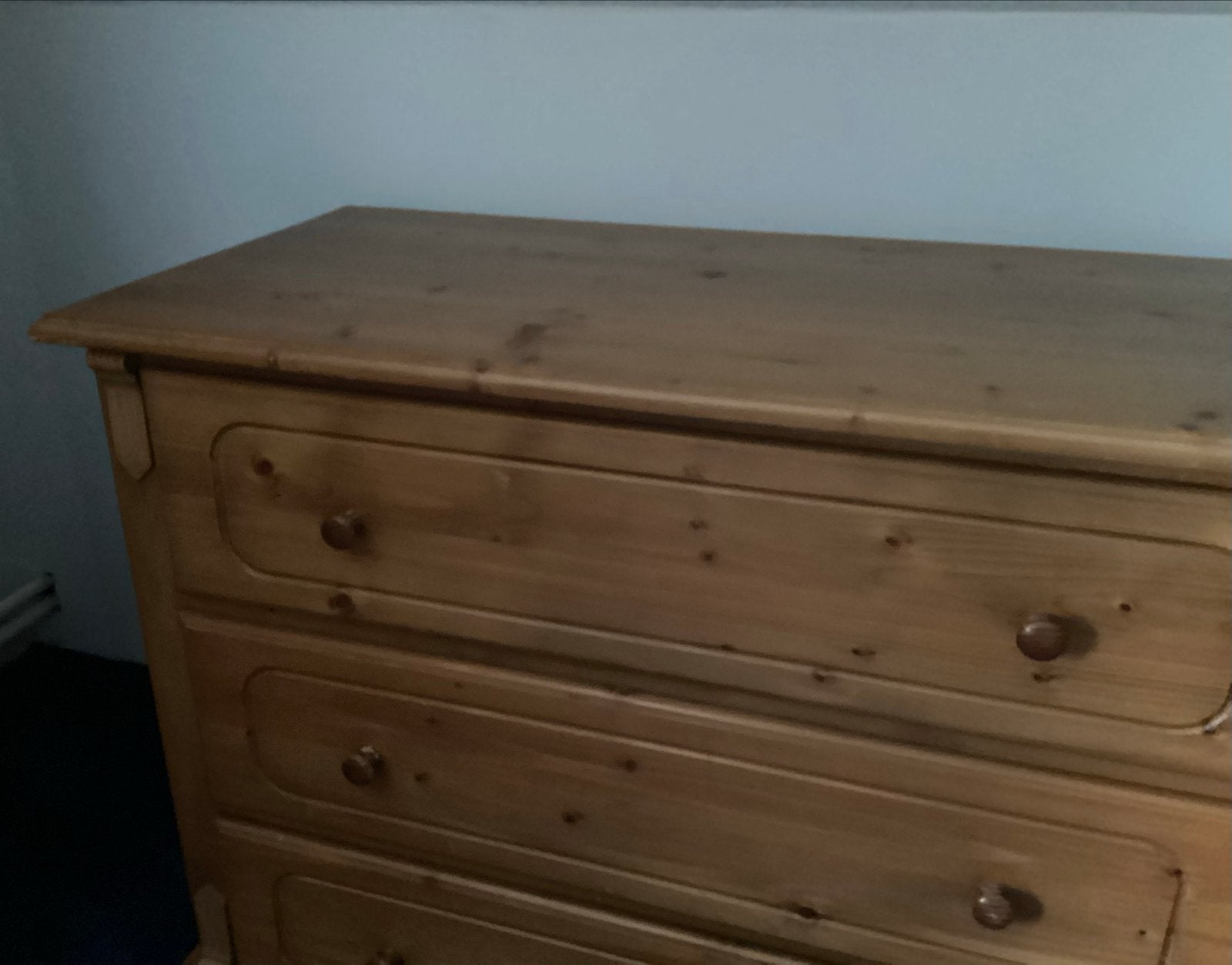 Massief grenen commode met 3 lades - Zeer nette staat, Kinderen en Baby's, Kinderkamer | Commodes en Kasten, Zo goed als nieuw