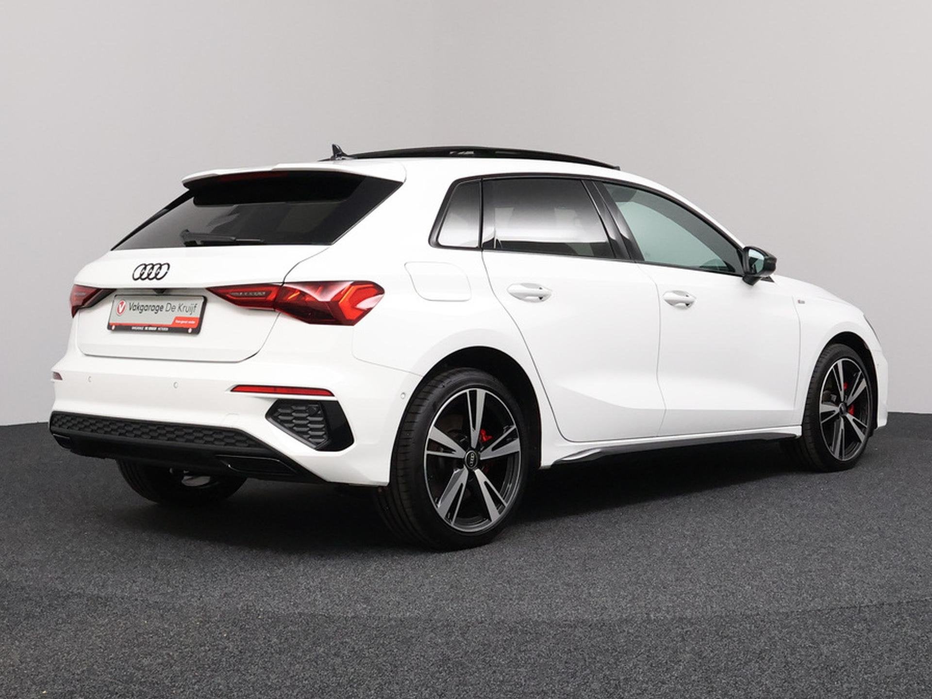 Audi A3 Sportback 45 TFSI e S edition Competition | Panorama, Gebruikt, 4 cilinders, Leder en Stof, Wit