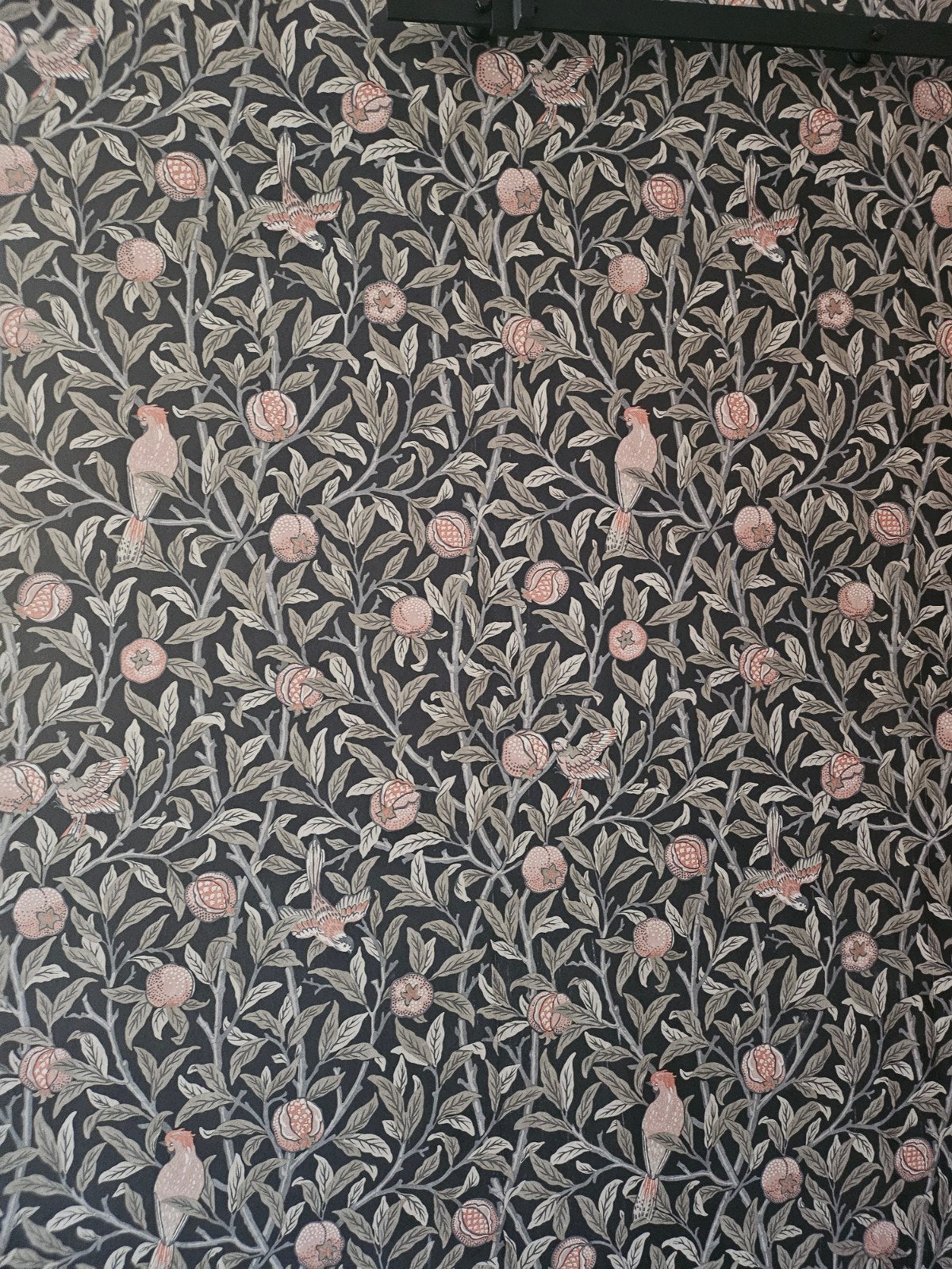 William Morris Behang Bird & Pomegranate Antraciet 124258, Huis en Inrichting, Ophalen of Verzenden, Glasvezelbehang, 5 tot 10 m²