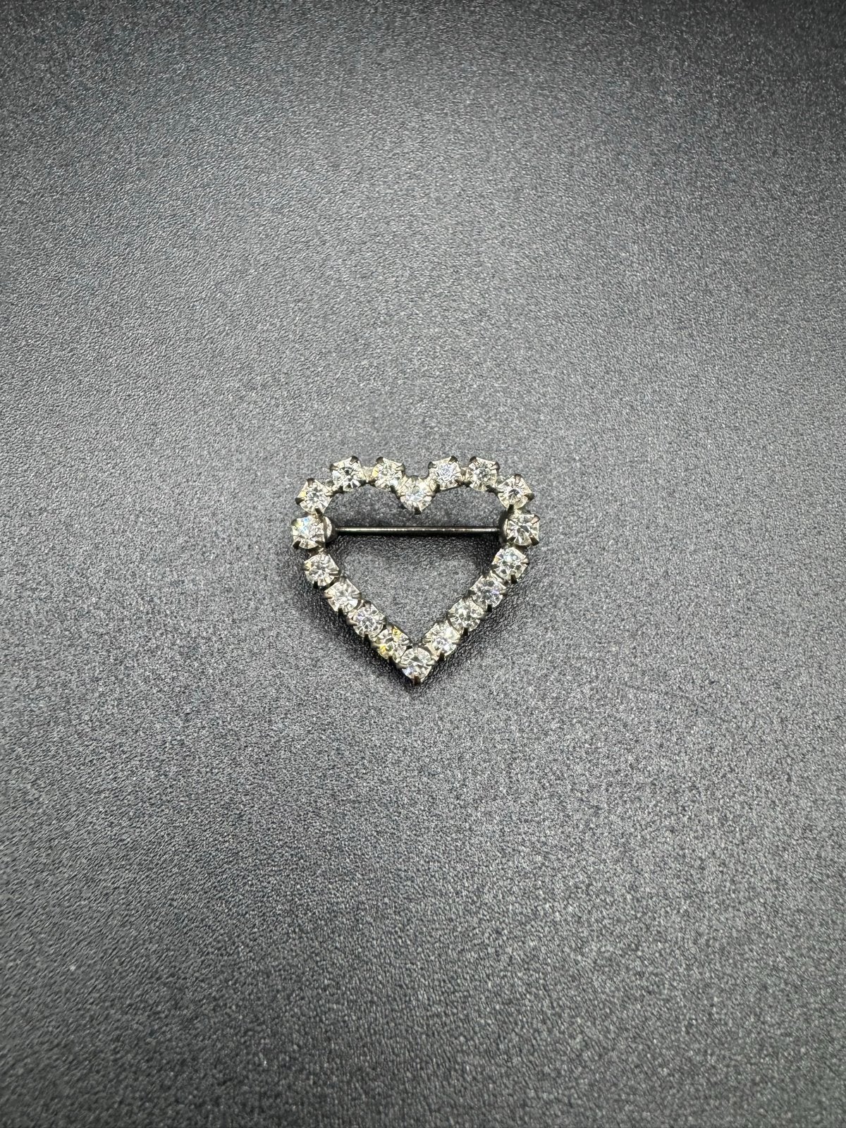 Vintage Hartvormige Broche met Strass Steentjes, Overige materialen, 4 tot 7 cm, Ophalen of Verzenden, Zo goed als nieuw