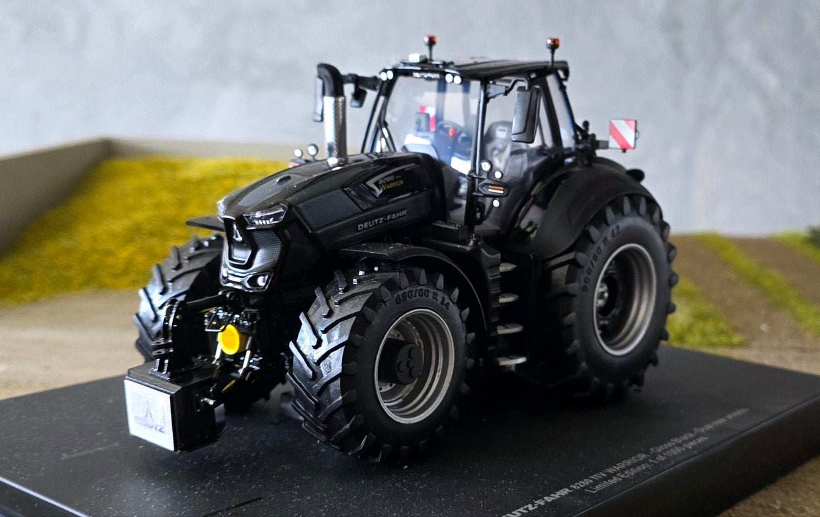 Verbouwde Deutz 8280 TTV Warrior Black Edition 1:32, Hobby en Vrije tijd, Ophalen of Verzenden, Nieuw, Tractor of Landbouw, Universal Hobbies