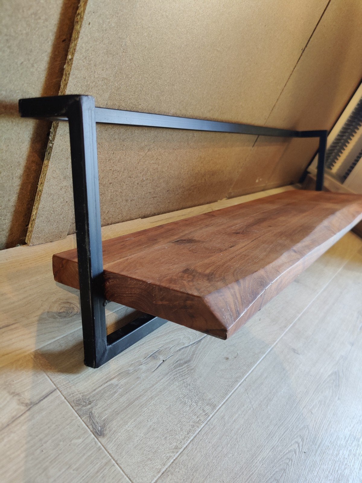 Wandplank van massief hout en metaal, Ophalen, Zo goed als nieuw