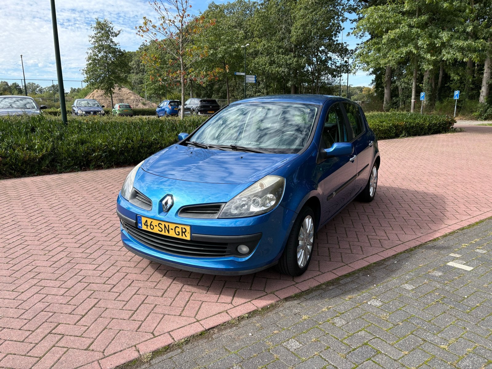Renault Clio 1.6 16V 82KW 2006 Blauw - airco - trekhaak, Auto's, Voorwielaandrijving, 4 cilinders, Blauw, Origineel Nederlands