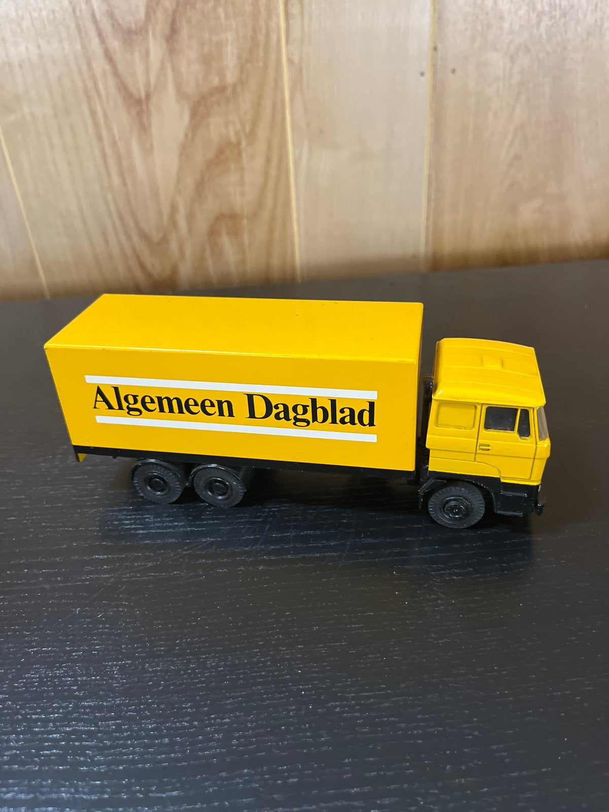 Schaalmodel Algemeen Dagblad Vrachtwagen 1:50, Ophalen of Verzenden, Gebruikt, Bus of Vrachtwagen, Overige merken