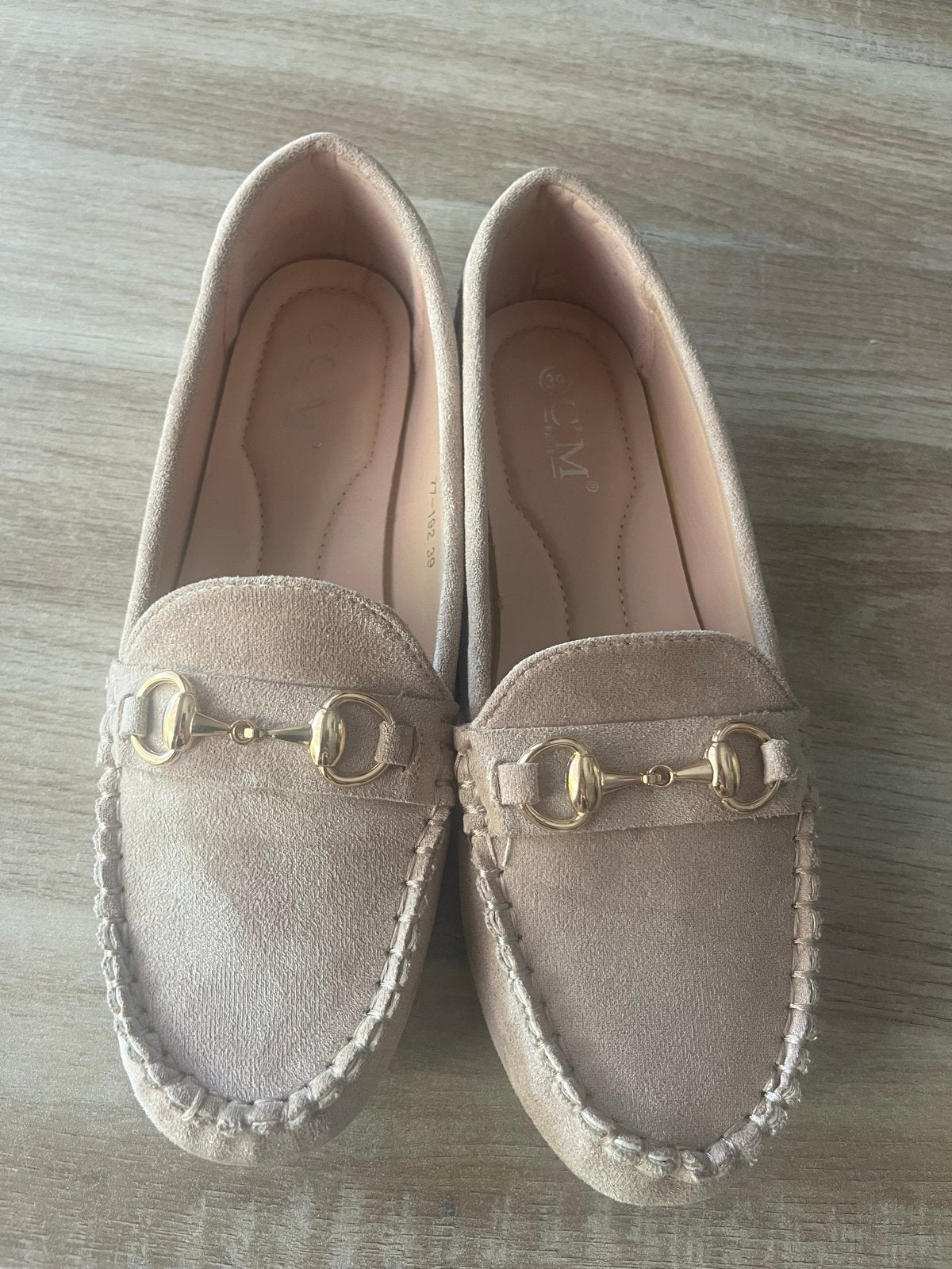 Beige instappers met gouden gesp, Kleding | Dames, Schoenen, Zo goed als nieuw, Instappers, Beige, Ophalen of Verzenden