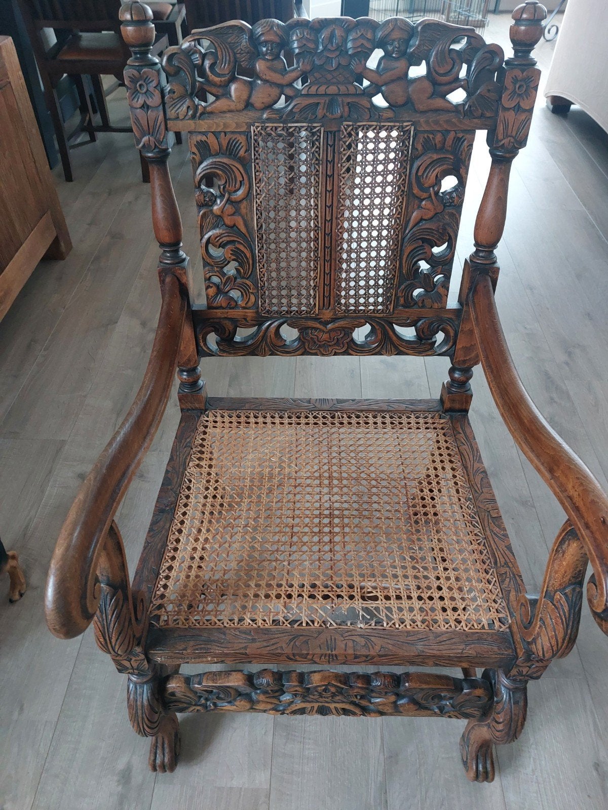 Antieke stoel met rieten zitting en houtsnijwerk, Antiek en Kunst, Antiek | Meubels | Stoelen en Banken, Ophalen of Verzenden