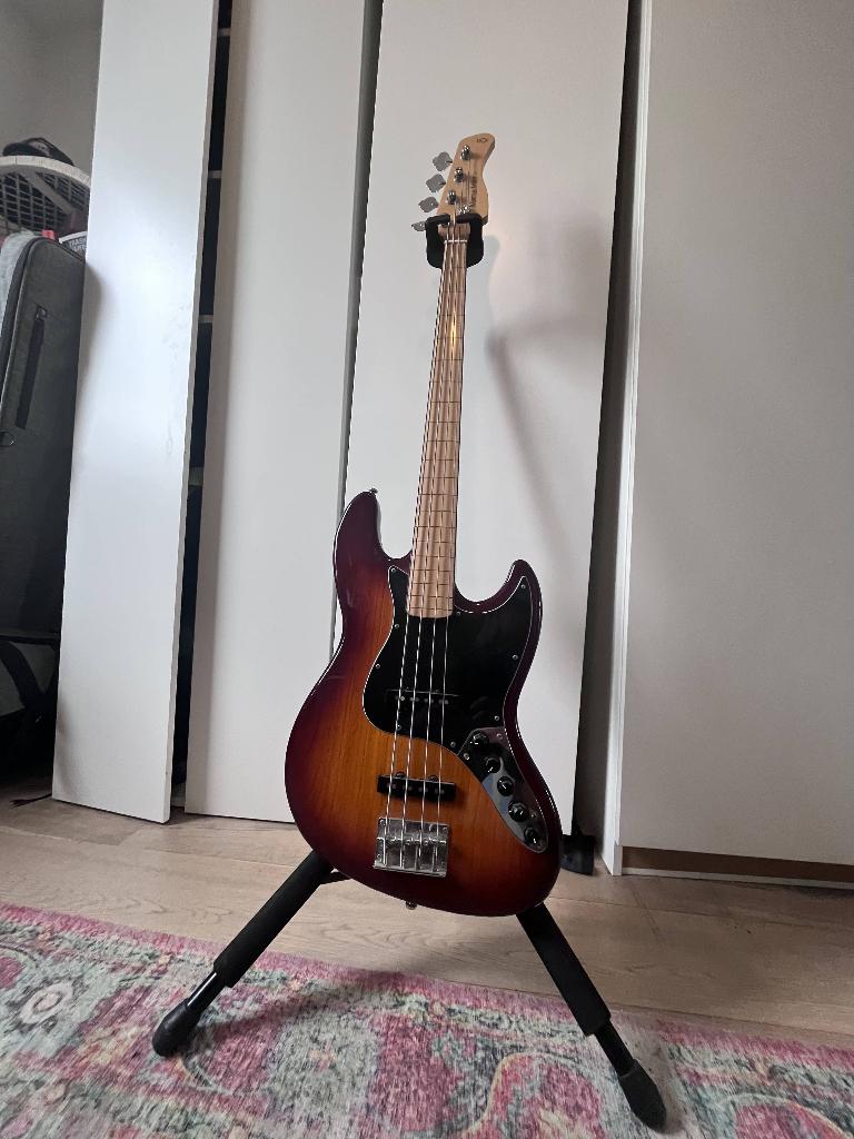 Marcus Miller Sire V1 Fretless, basgitaar, Muziek en Instrumenten, Snaarinstrumenten | Gitaren | Bas, Ophalen, Gebruikt, Elektrisch