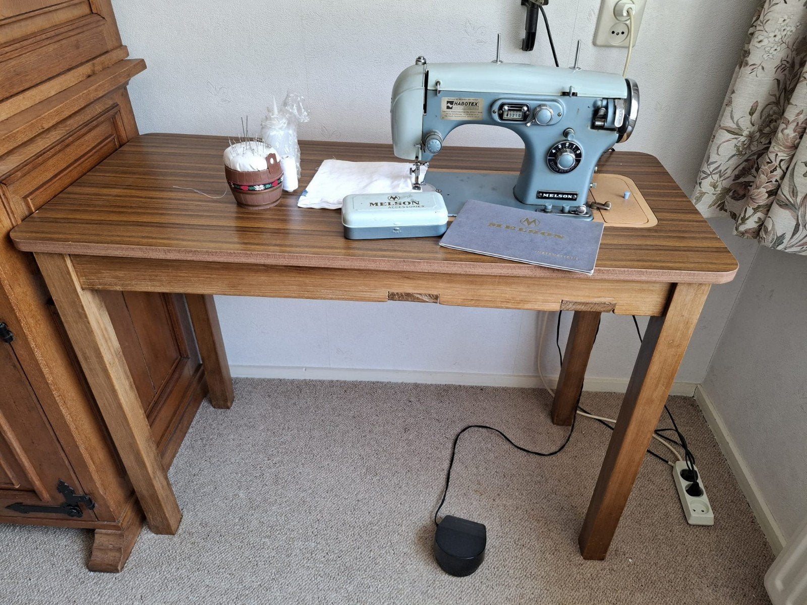 Melson Naaimachine 250 met accessoires tafel en lamp., Ophalen, Gebruikt, Naaimachine, Overige merken