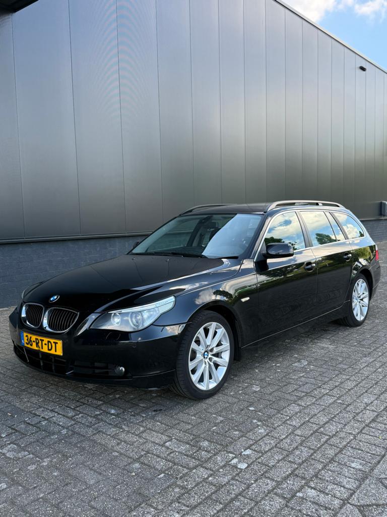BMW 5-Serie 2.5 I 525 Touring AUT 2005 Zwart, Auto's, BMW, Automaat, Achterwielaandrijving, Zwart, 2000 kg