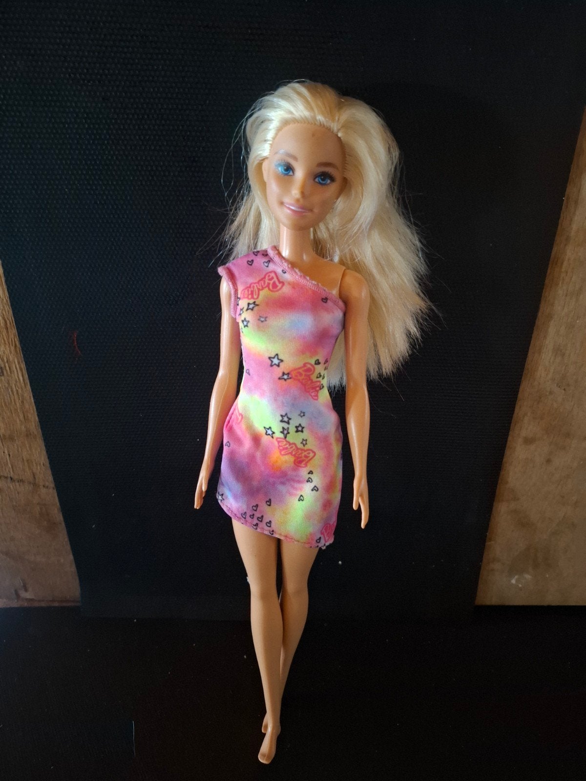 Barbie pop met kleurrijke jurk - Zo goed als nieuw, Ophalen of Verzenden