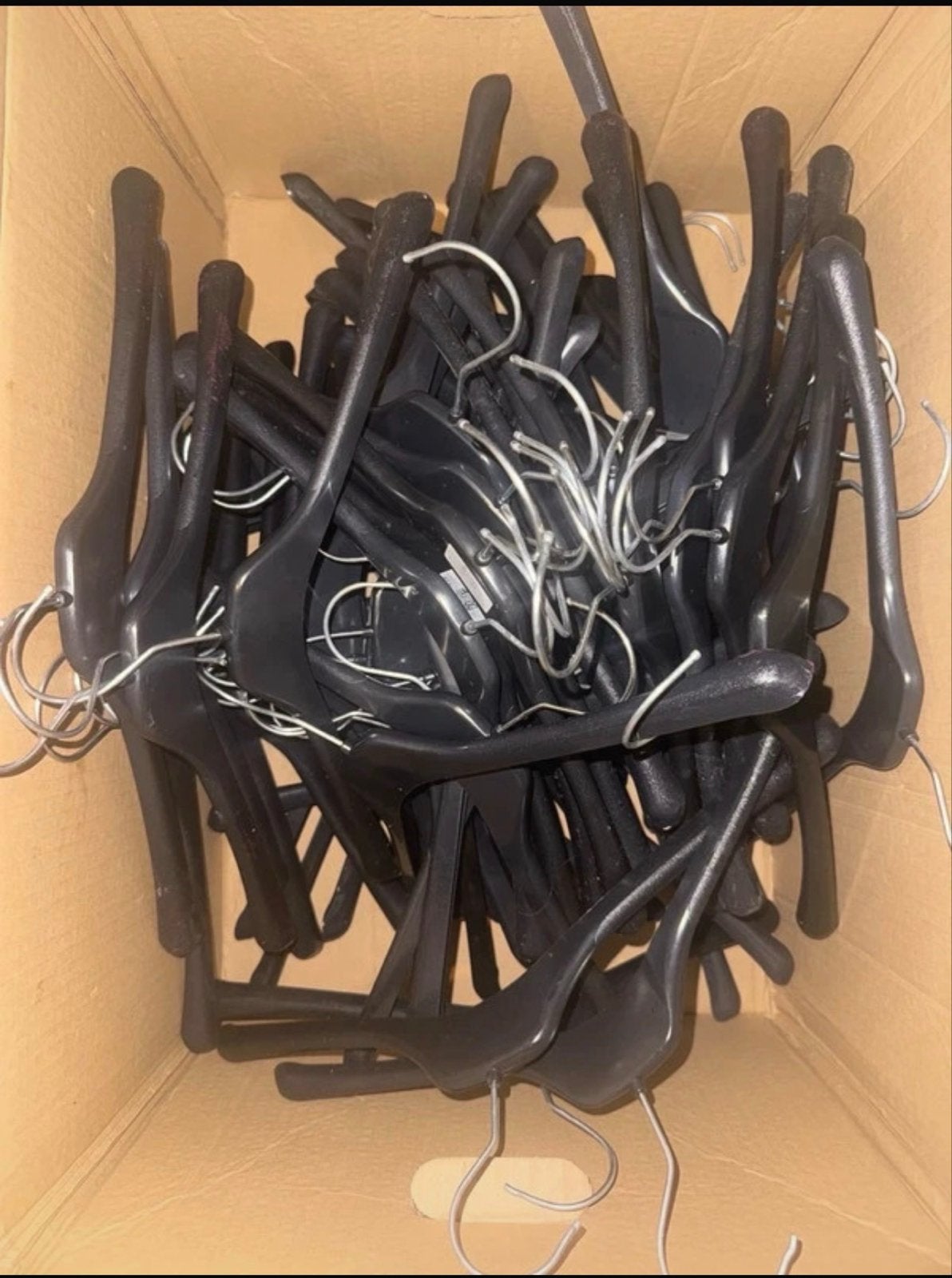 60 zwarte kledinghangers, Ophalen of Verzenden, Gebruikt, Kunststof, Volwassenen