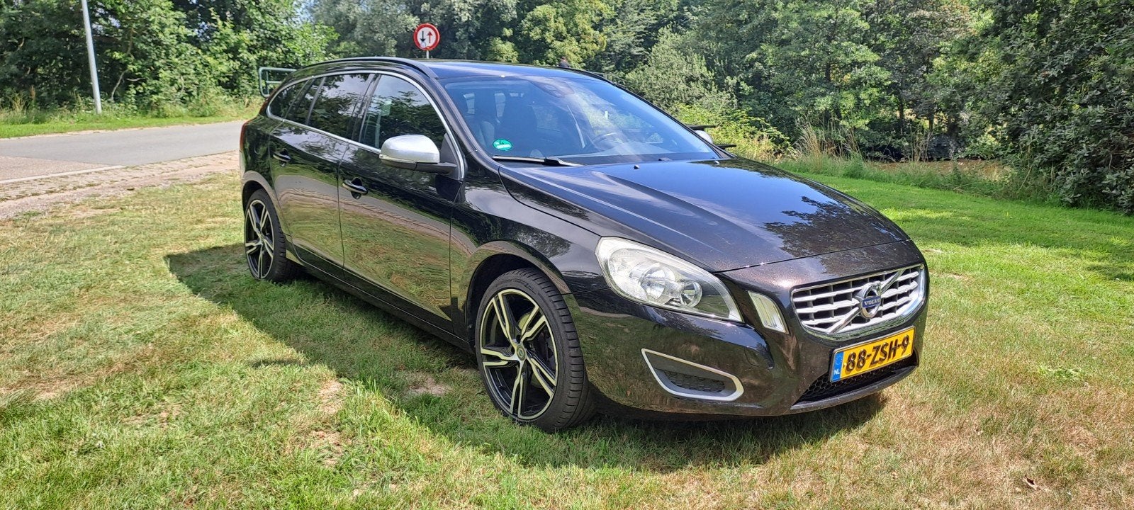 Volvo V60 T4 180pk Powershift Eco-cruise 2011 Zwart, 1596 cc, 4 cilinders, 179 pk, Zwart