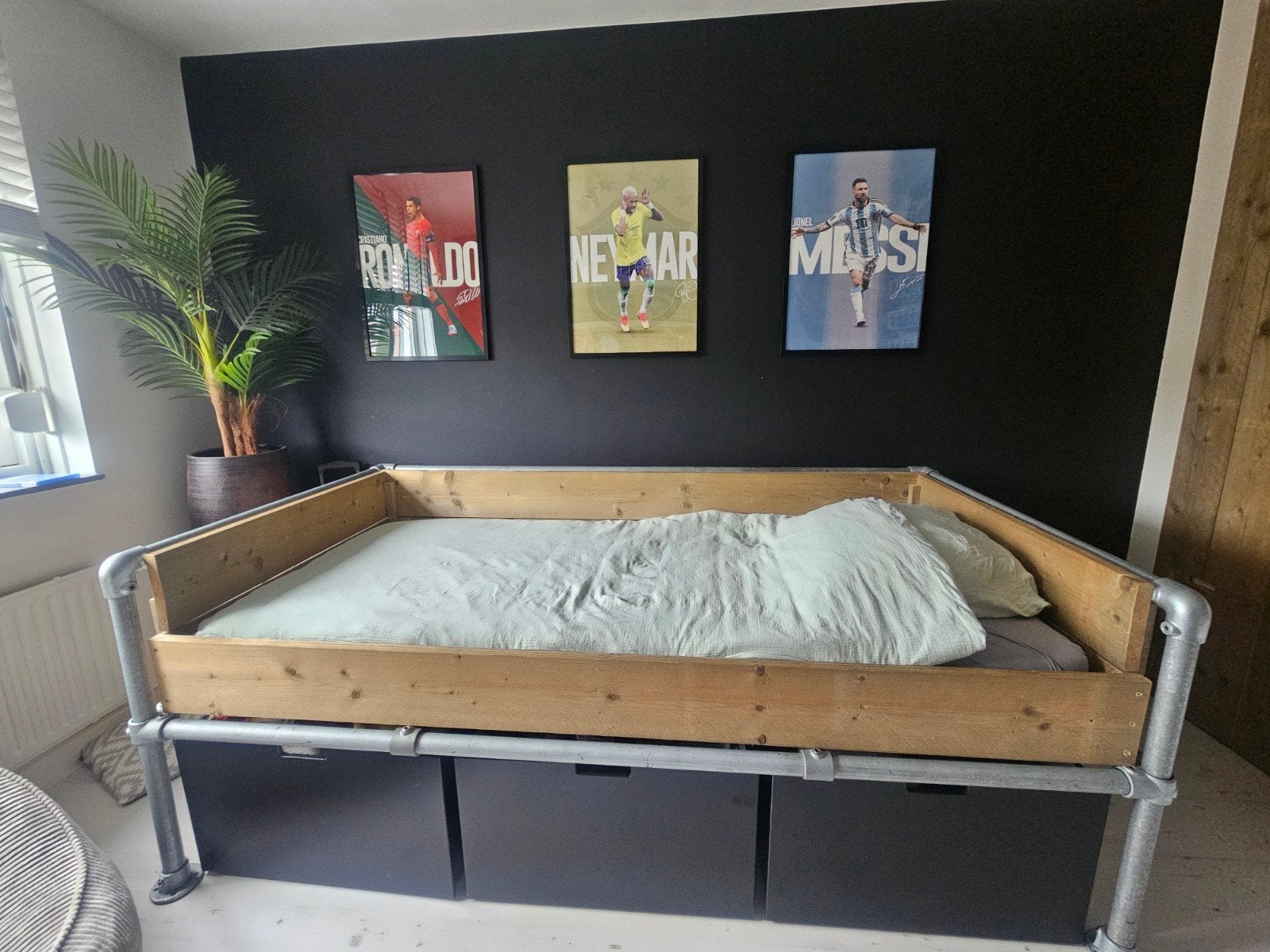 Eenpersoonsbed van steigerbuizen en steigerhout met lades, Ophalen, Gebruikt, Eenpersoons, Steigerhout