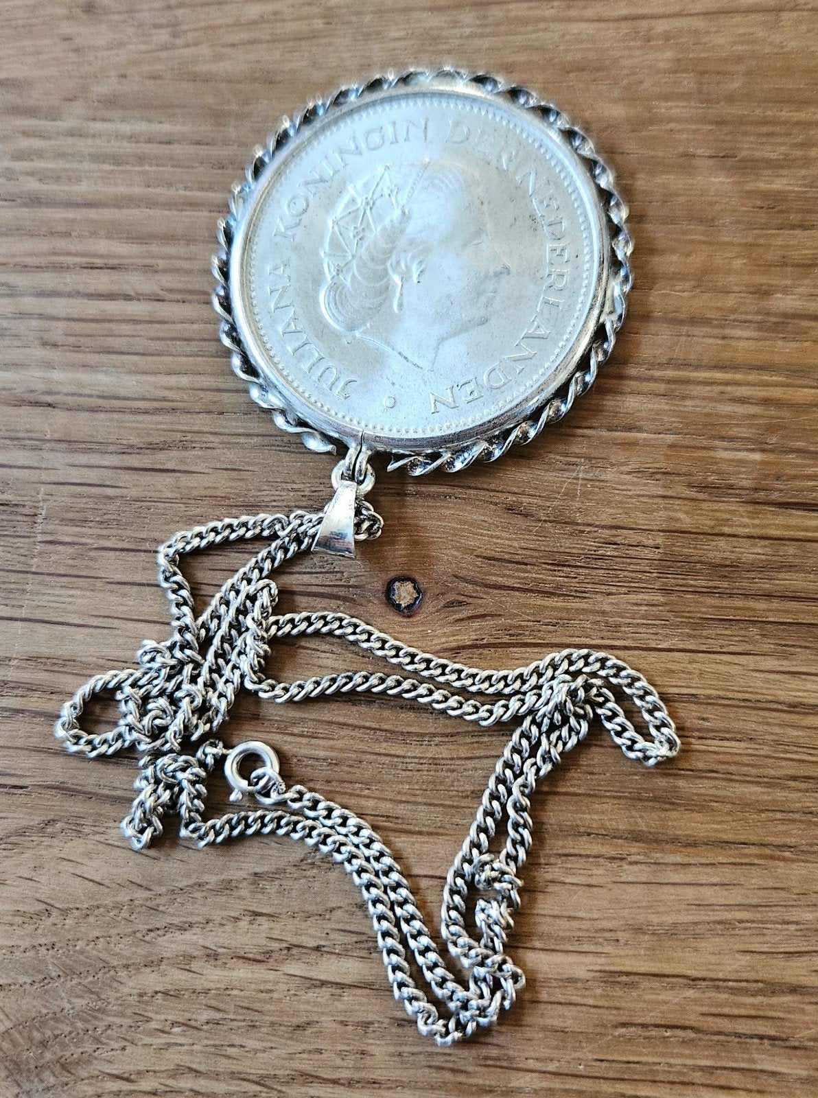 Zilveren Juliana munt met ketting en hanger (10G 1945-1970), Koningin Juliana, Zilver, Ophalen of Verzenden, Losse munt