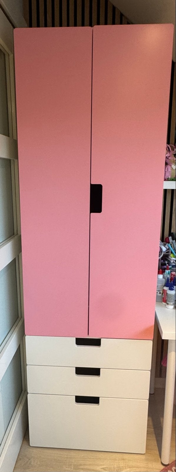 IKEA kinderkledingkast in wit/roze, Huis en Inrichting, Ophalen, 50 tot 100 cm, Zo goed als nieuw, Met lade(s)