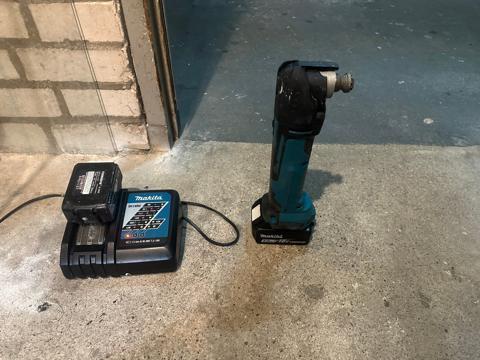 Makita Multitool dtm51 en twee accu en oplader, Ophalen of Verzenden, Zo goed als nieuw, Overige typen